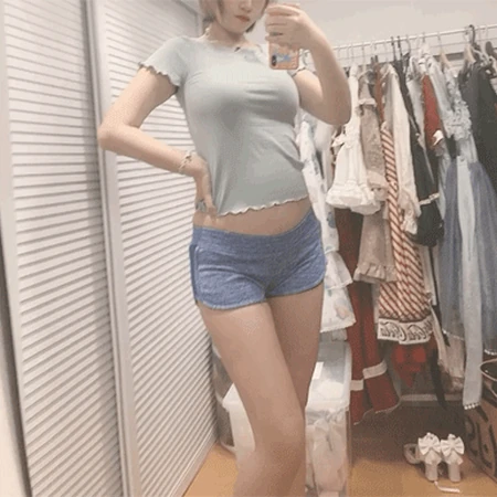 肉感十足的短裤女生自拍动态图片