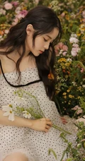 欧阳娜娜清新甜美花间写真图片