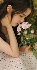 欧阳娜娜清新甜美花间写真图片