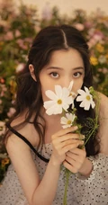 欧阳娜娜清新甜美花间写真图片