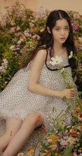 欧阳娜娜清新甜美花间写真图片