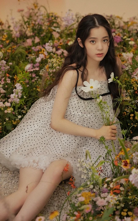 欧阳娜娜清新甜美花间写真图片