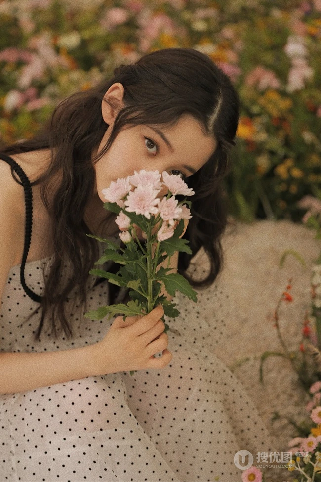 欧阳娜娜清新甜美花间写真图片