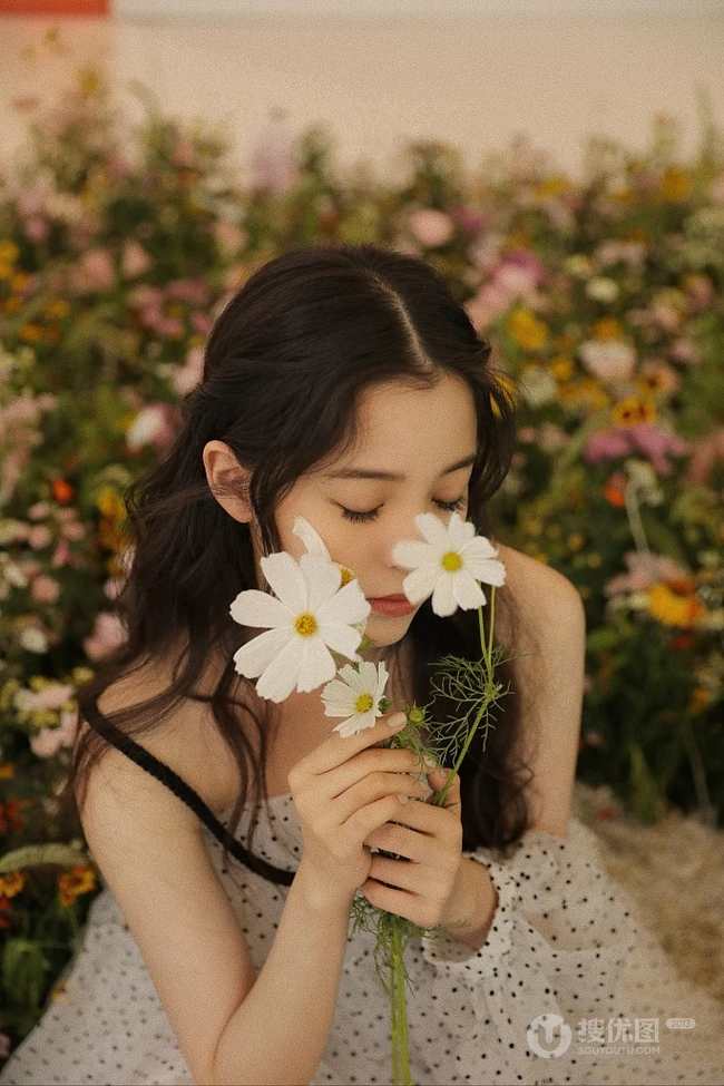 欧阳娜娜清新甜美花间写真图片