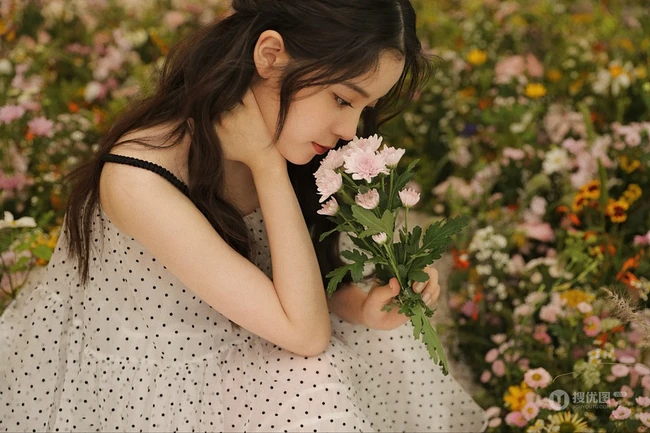 欧阳娜娜清新甜美花间写真图片