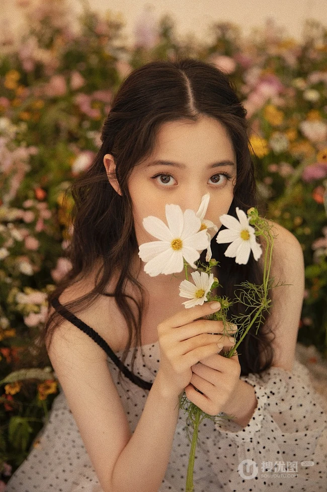 欧阳娜娜清新甜美花间写真图片