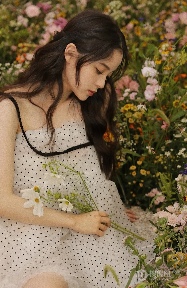 欧阳娜娜清新甜美花间写真图片