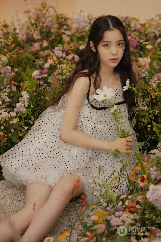 欧阳娜娜清新甜美花间写真图片