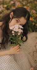 欧阳娜娜清新甜美花间写真图片