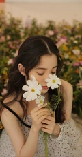 欧阳娜娜清新甜美花间写真图片