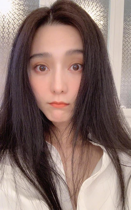 范冰冰微博晒超近距离自拍，秀发披散，生活感十足