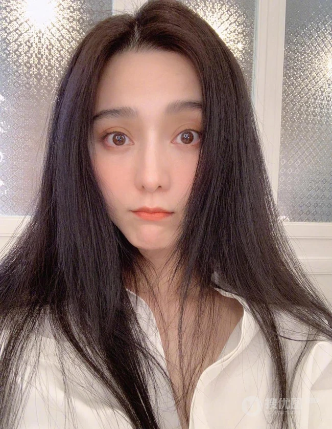 范冰冰微博晒超近距离自拍，秀发披散，生活感十足