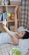 手拿杨桃的清纯丸子头少女清新室内写真