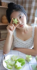 手拿杨桃的清纯丸子头少女清新室内写真