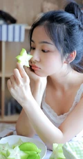 手拿杨桃的清纯丸子头少女清新室内写真