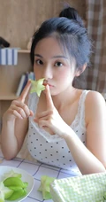 手拿杨桃的清纯丸子头少女清新室内写真