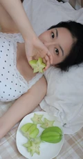 手拿杨桃的清纯丸子头少女清新室内写真