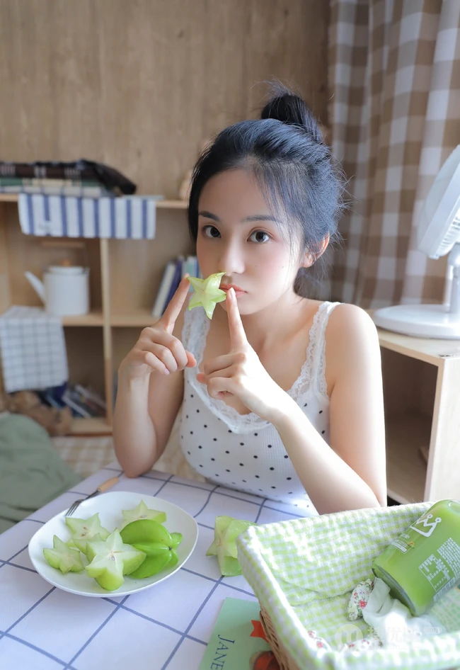 手拿杨桃的清纯丸子头少女清新室内写真