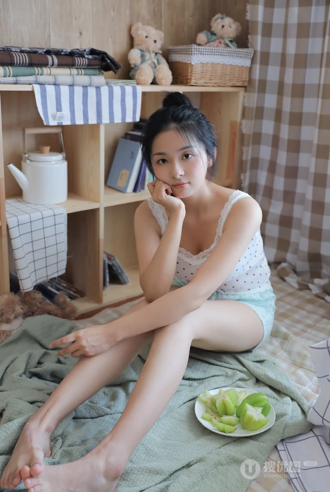 手拿杨桃的清纯丸子头少女清新室内写真