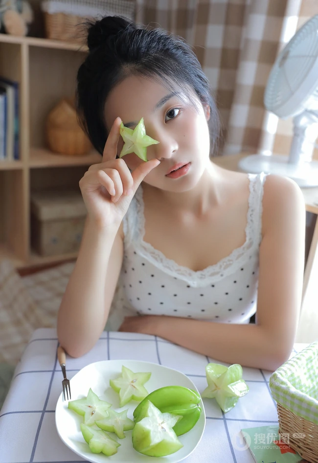 手拿杨桃的清纯丸子头少女清新室内写真