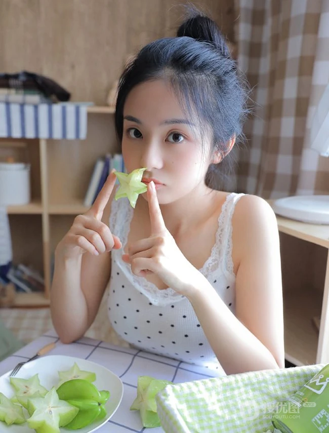 手拿杨桃的清纯丸子头少女清新室内写真