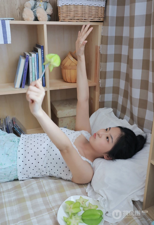 手拿杨桃的清纯丸子头少女清新室内写真