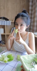 手拿杨桃的清纯丸子头少女清新室内写真