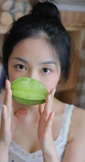 手拿杨桃的清纯丸子头少女清新室内写真