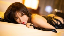 性感妩媚女人夏小雅黑丝袜皮裙高清床上写真桌面壁纸图片