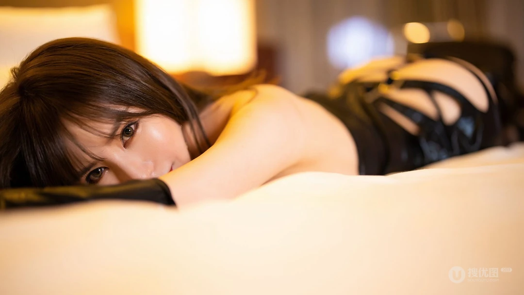 性感妩媚女人夏小雅黑丝袜皮裙高清床上写真桌面壁纸图片