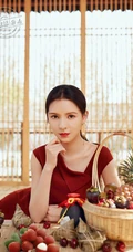 张予曦提前过端午，吃粽子甜美优雅杂志写真
