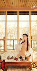 张予曦提前过端午，吃粽子甜美优雅杂志写真