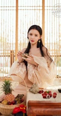 张予曦提前过端午，吃粽子甜美优雅杂志写真