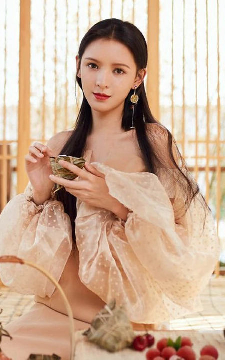张予曦提前过端午，吃粽子甜美优雅杂志写真