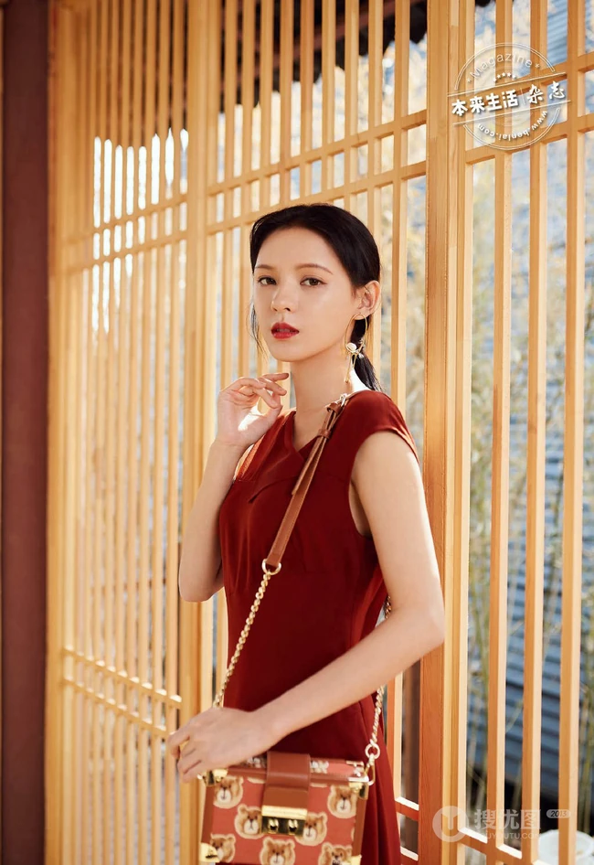 张予曦提前过端午，吃粽子甜美优雅杂志写真