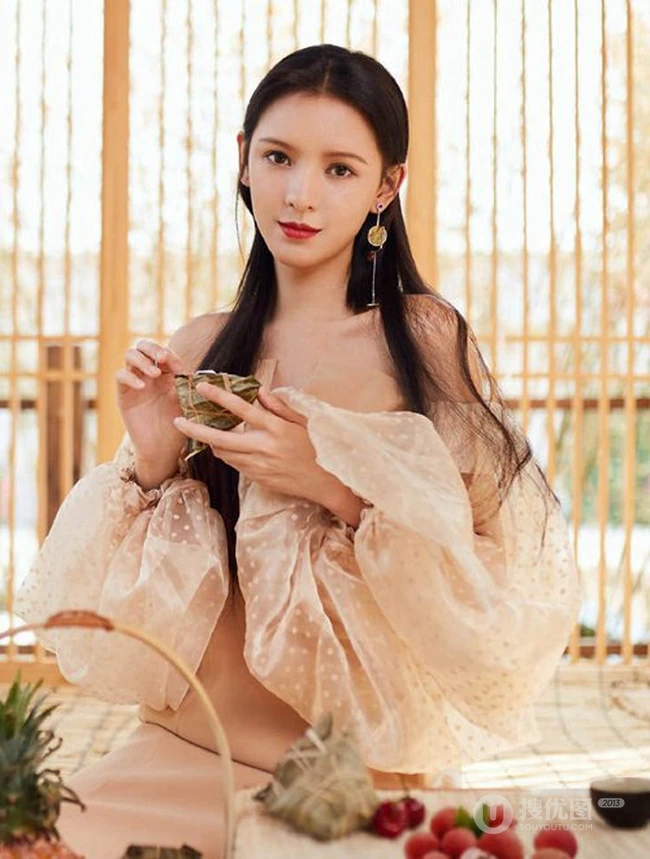 张予曦提前过端午，吃粽子甜美优雅杂志写真