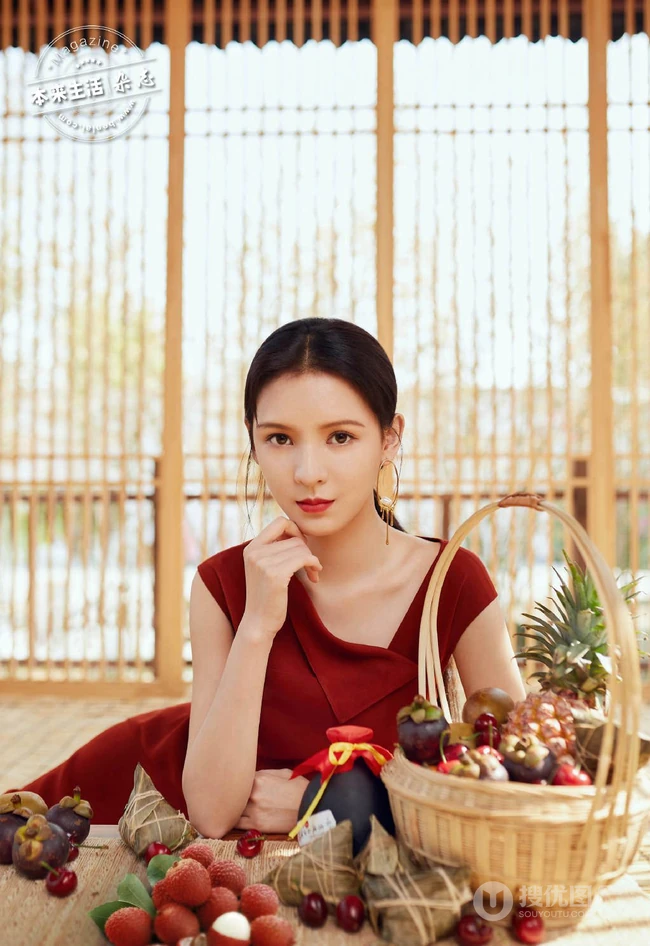 张予曦提前过端午，吃粽子甜美优雅杂志写真