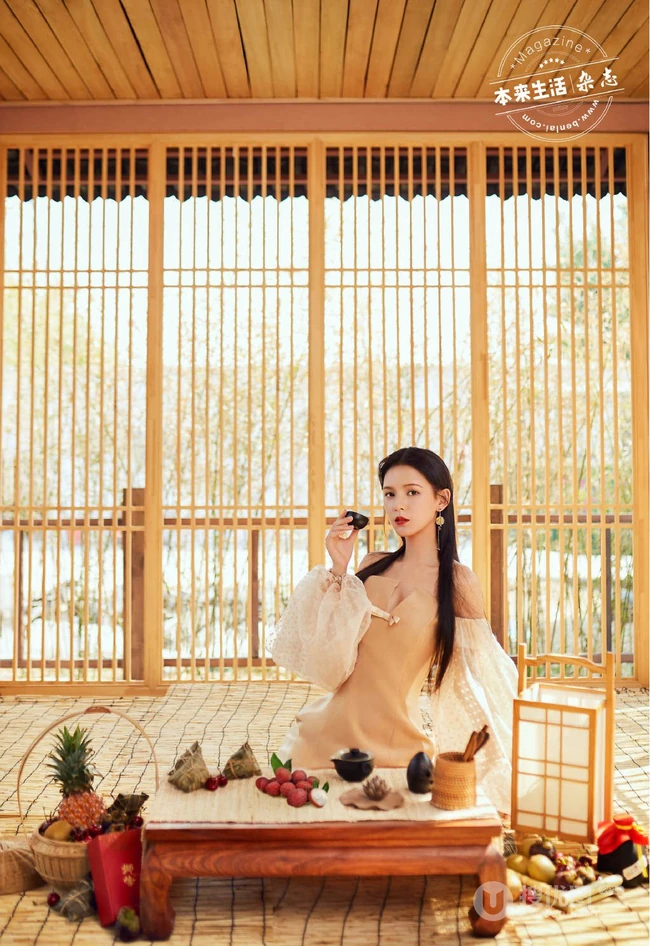 张予曦提前过端午，吃粽子甜美优雅杂志写真