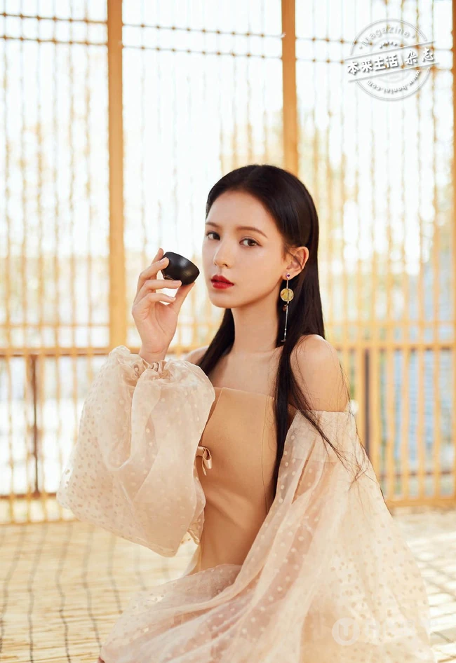 张予曦提前过端午，吃粽子甜美优雅杂志写真