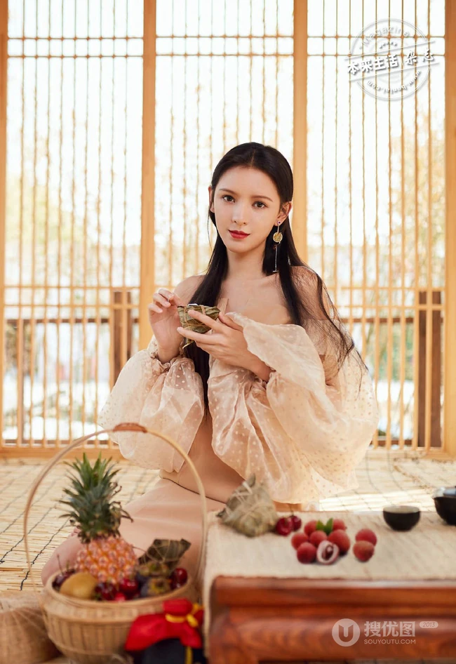 张予曦提前过端午，吃粽子甜美优雅杂志写真