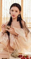 张予曦提前过端午，吃粽子甜美优雅杂志写真