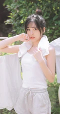 趁着大太阳屋外晾衣服，被子的漂亮短裤丸子头女生清新写真