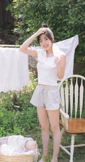 趁着大太阳屋外晾衣服，被子的漂亮短裤丸子头女生清新写真