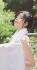 趁着大太阳屋外晾衣服，被子的漂亮短裤丸子头女生清新写真