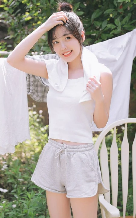 趁着大太阳屋外晾衣服，被子的漂亮短裤丸子头女生清新写真