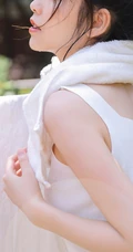 趁着大太阳屋外晾衣服，被子的漂亮短裤丸子头女生清新写真