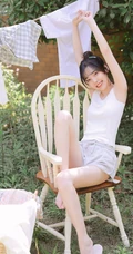 趁着大太阳屋外晾衣服，被子的漂亮短裤丸子头女生清新写真