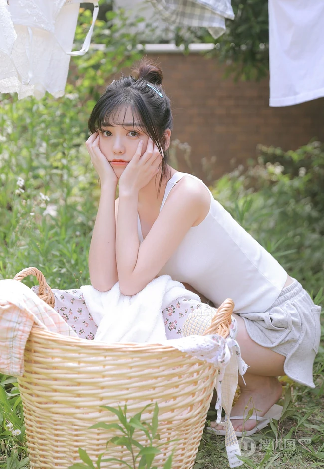趁着大太阳屋外晾衣服，被子的漂亮短裤丸子头女生清新写真