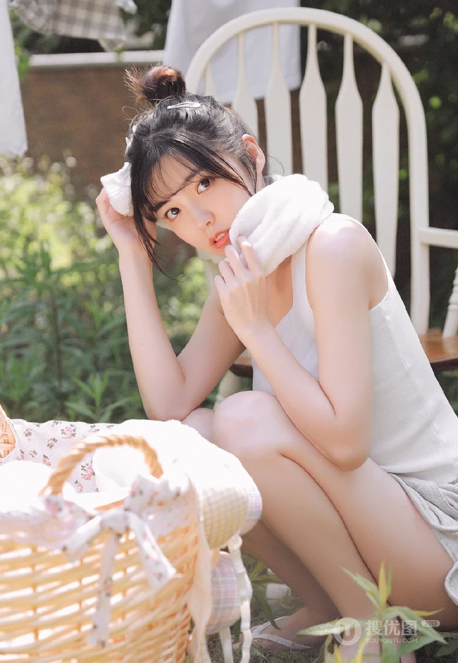 趁着大太阳屋外晾衣服，被子的漂亮短裤丸子头女生清新写真