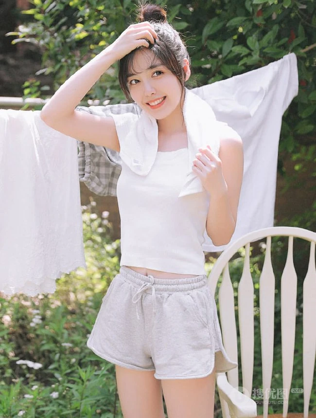 趁着大太阳屋外晾衣服，被子的漂亮短裤丸子头女生清新写真